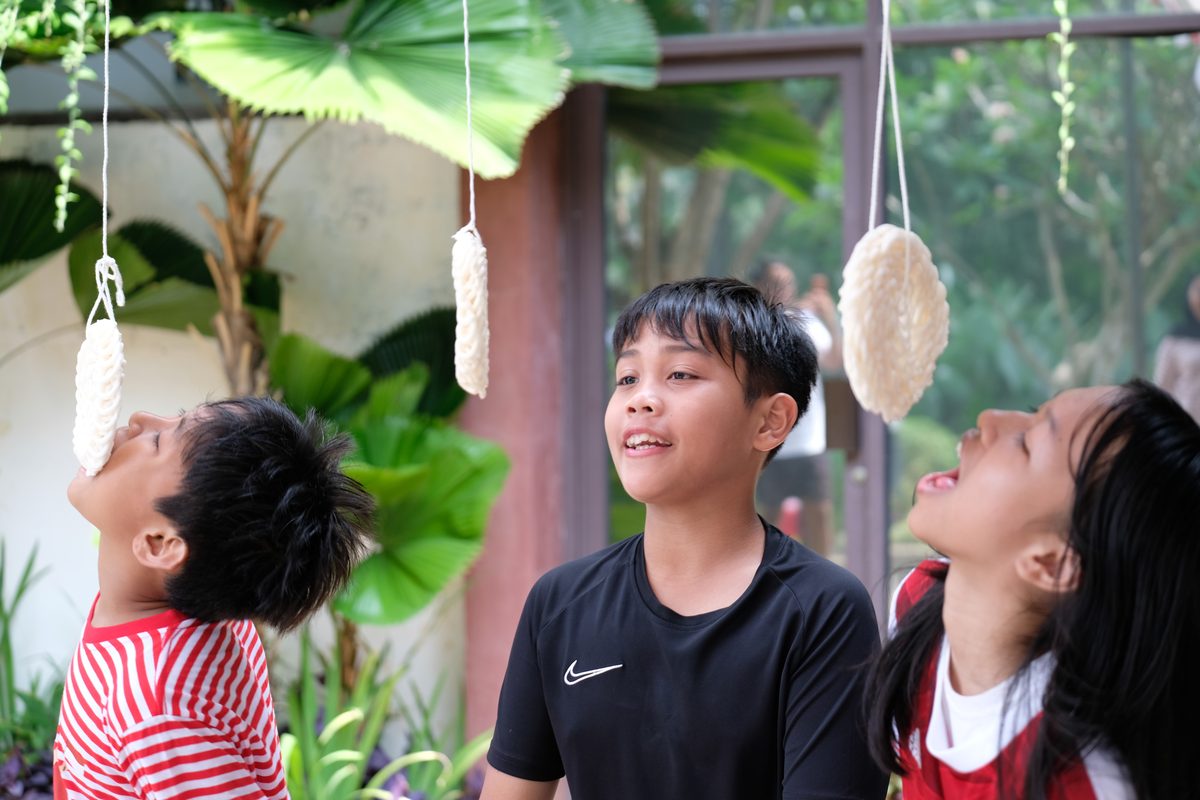 Makan Kerupuk 2