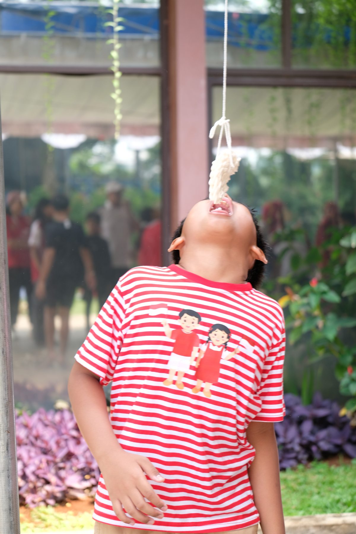 Makan Kerupuk 4