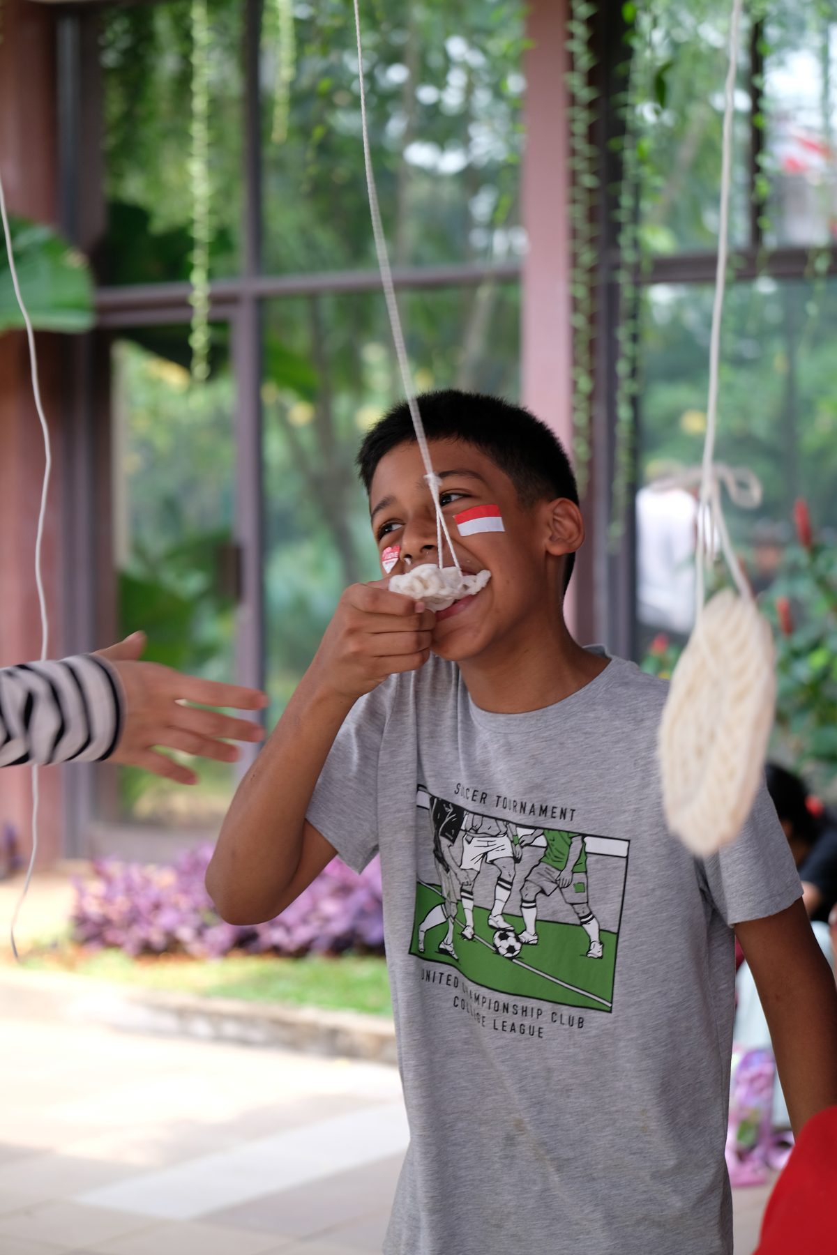 Makan Kerupuk 7