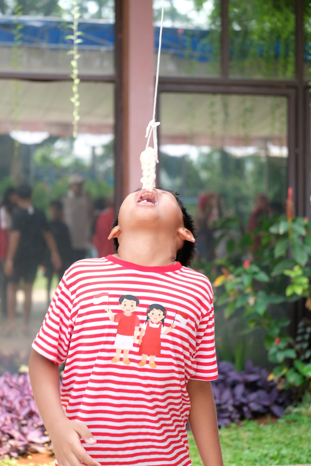 Makan Kerupuk 8